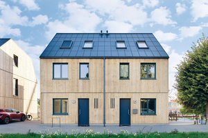  Fertiggestelltes Wohnhaus mit Holzfassade und zwei Wohnparteien 