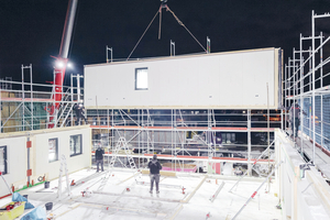  Damit der Baufortschritt auch in der dunklen Jahreszeit nicht stoppte, wurde die Baustelle im Herbst und Winter ab dem Nachmittag mit großen Scheinwerfern erhellt 