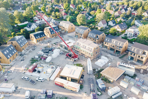  Im Wohnquartier „Kokoni One“ in Berlin sind 32 Wohnhäuser in Holzrahmenbauweise mit Holzfassaden und nachhaltigem Energiekonzept entstanden 