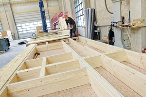  Die Wandelemente in Holzrahmenbauweise wurden im Werk vorgefertigt und mit OSB-Platten beplankt 