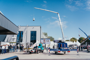  Der „K2500“-Autokran mit dreifach teleskopierbarer Klappspitze (rechts im Bild) wurde auf der Hausmesse vorgestellt. Die ersten drei Elemente der Kranspitze können auf einer Länge von 18,75 m ausgefahren werden  
