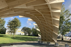  An diesem Dach untersuchten sie unter anderem die im Projekt entwickelte diagonale, rhombisch gekrümmte Form der Dachsegmente hinsichtlich ihrer Montierbarkeit 