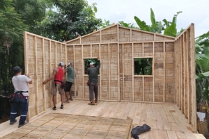  Sechs Familien in der ecuadorischen Gemeinde konnten vor kurzen ihre neuen Wohnhäuser beziehen, die in Eigenleistung errichtet wurden. Der Neubau der Häuser wurde finanziell und durch Materialspenden fünf deutscher Werkzeughersteller unterstützt 