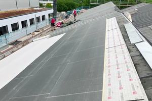  Dachsanierung: neue Dämmung mit 50 mm Schaumglasdämmung und 100 mm alukaschierter PU-Hartschaumplatten 