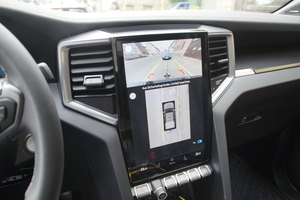  Blick auf die Displays im Innenraum des VW „Amarok“: Die Bedienung der beiden Displays erforderte im Fahrzeugtest etwas Übung, funktionierte später aber schnell und einfach 