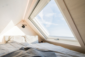 Das Dachfenster „Designo Heat“ gibt Wärme in Form von Infrarotstrahlung an den Innenraum ab. Dadurch kann in manchen Fällen sogar auf eine Heizung im Dachgeschoss verzichtet werden 