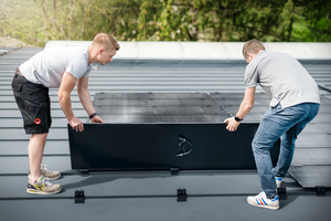   Das Solarmodul&nbsp;„Prefalz” ist eine neue PV-Aufdachlösung für Stehfalzdächer von Prefa. Die Montage der Solarmodule auf dem Stehfalzdach erfolgt mit Modulklemmen, dachparallel und mit minimaler Aufbauhöhe 