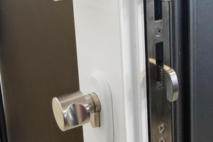  Bei Balkonausstiegsfenstern bilden Schlösser mit Drehknopf den Standard. Alternativ können bei Bedarf abziehbare Schlüssel verwendet werden, beispielsweise beim Einbau der Fenster in öffentlich/gewerblich genutzten Gebäuden oder wenn Kinder davon abgehalten werden sollen, den Balkon zu betreten 