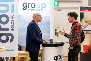  Christoph Gutmann, Vertriebsleiter der Group Holzbau (links) wird auf der BAU für Fragen von Besucherinnen und Besuchern am Messestand in Halle B5 zur Verfügung stehen 