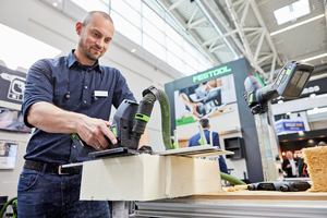  BAU23_sr_Festool_Saege_Daemmstoff_Foto_Messe_Muenchen.jpg 