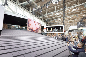  Viele Aussteller werden mit besonderen Exponaten an ihre Messestände einladen, so wie die Erlus AG, die auf der BAU 2023 eine flach geneigte, mit Dachziegeln eingedeckte Dachfläche am Messestand zeigte 