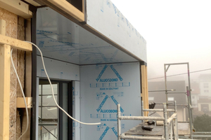   Befestigt wurden die Aluminiumverbundplatten auf einer Holzunterkonstruktion  