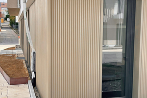  Die Erdgeschossfassaden der Wohnhäuser im Adlerquartier verkleideten die Dachdecker mit 2 mm starken Aluminium-Zackenprofilen 