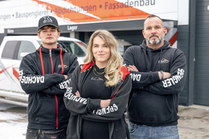  Lena Pinjagic-Bauer, die Tochter von Andrej Bauer, arbeitet als Prokuristin im Dachdeckerbetrieb ihres Vaters. Andrej Bauers Sohn Ruben (links) arbeitet als Dachdeckergeselle und Projektleiter bei Bauer Bedachungen 
