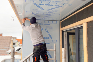  Die Außenwände der Dachbalkone und Loggien verkleideten die Mitarbeitenden von Bauer Bedachungen mit Aluminiumverbundplatten 
