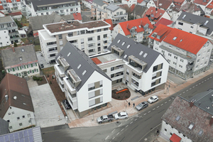  Das Adlerquartier in Laichingen besteht aus zwei Wohnhäusern mit Steildächern und einem Wohngebäude mit Flachdach (hinten im Bild) 