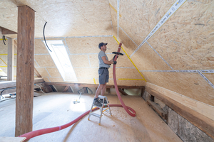  Die Sparren wurden von innen mit OSB-Platten beplankt. Die Sparrenzwischenräume wurden mit einer Holzfasereinblasdämmung gedämmt 