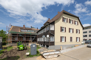  Das Haupthaus und die Scheune des denkmalgeschützten Gutshofes in Kandern während der Sanierung 
