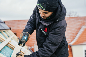  Khalil macht eine Ausbildung zum Dachdecker bei der Firma Dein Dach by Hemmersbach in Köln. Im Rahmen des Azubi-Tauschs sammelte er in Bielefeld beim ZEP-Team Praxiserfahrungen 