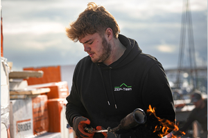 Till ist im zweiten Lehrjahr seiner Ausbildung zum Dachdecker beim ZEP-Team in Bielefeld. Während des Azubi-Tauschs arbeitete er für eine Woche bei der Firma Dein Dach by Hemmersbach in Köln 
