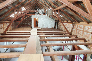  Das Entfernen der Decke zwischen dem Dach- und Erdgeschoss war erst der Anfang. Zwar wurde der Raum dadurch luftiger, doch es war noch zu wenig Tageslicht verfügbar 