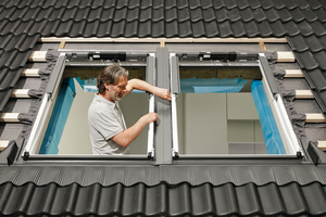  Die flexible Mittelrinne des Kombi-Eindeckrahmens erleichtert den Einbau von Velux-Lichtlösungen. Sie kann, je nach Fensterabstand, um maximal 6 cm bis an das rechte Fenster herangeschoben werden 