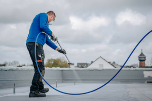  Durch die Verarbeitung ohne Reaktionswärme bietet die Regeneration von Flachdächern mit „MB PUReactive+“ Sicherheit vor ungewollter Entzündung der Dachflächen 