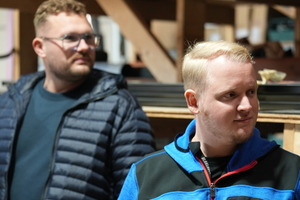  Im Rahmen einer Betriebsführung erhielten die Gäste Einblicke in die Werkstatt, den Fuhrpark, das Lager und die Büroräume des Dachdeckermeisterbetriebs in Lage. Auf dem Bild: Julian Jessat (links) von der Dachdeckerei Jessat und Kai Kahle von der Firma Stolberg Bedachungen 