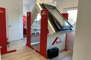  In den Büroräumen des Dachdeckerbetriebs sind Dachfenster-Modelle von Roto aufgebaut, um den Kunden die Funktionen und Vorteile verschiedener Dachfenster zu demonstrieren 