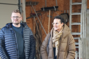  Sandra Jessat ist Geschäftsführerin und Inhaberin der Dachdeckerei Jessat in Lügde, in der auch ihr Sohn Julian Jessat (links) arbeitet, der gelernter Dachdeckermeister ist. Gemeinsam nahmen sie am „Roofer’s Club“-Netzwerktreffen im Dezember 2024 teil  