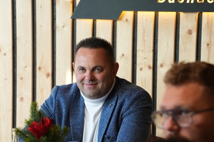  Die Mitglieder des „Roofer’s Club“ waren zum Netzwerktreffen in den Dachdeckerbetrieb von Jakob Petker in Lage eingeladen. Der Geschäftsführer leitet ein Dachdeckerunternehmen mit knapp 30 Mitarbeitenden 