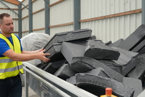  Das recycelte EPS-Material wird mechanisch aufbereitet und dem Produktionsprozess als Rezyklat wieder zugeführt 