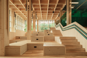  Inneneinrichtung aus Holz in einem estnischen Gymnasium 