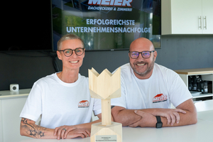  Torben Meier (rechts) ist seit 2024 Geschäftsführer der Dachdeckerei und Zimmerei Meier. Seine Ehefrau Heike Meier unterstützt ihn in der Geschäftsführung und Verwaltung des Handwerksbetriebs 