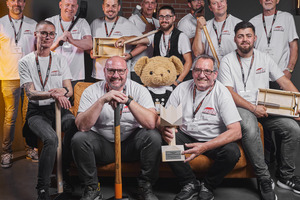  Nach der Preisverleihung der „Dachkrone” im Mai 2024 in Bielefeld kam das Team der Dachdeckerei und Zimmerei Meier für ein Gruppenbild im Foyer des Lokschuppens zusammen. Vorne auf dem Bild in der Mitte ist Torben Meier, Geschäftsführer der Dachdeckerei und Zimmerei Meier zu sehen. Links neben ihm sitzt seine Ehefrau Heike Meier, rechts sitzt sein Vater Heinrich Meier (mit dem „Dachkrone”-Pokal) 