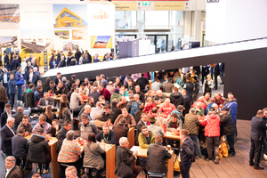 Großer Andrang herrschte am Messestand des Dachziegelherstellers Erlus in Halle A3 der BAU. „Die BAU 2025 war für uns wieder ein großer Erfolg“, sagt Guido Hörer, Vertriebsleiter der Erlus AG, im Rückblick  