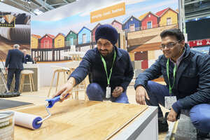  Der Anteil internationaler Besucherinnen und Besucher auf der Messe BAU ist gegenüber 2023 leicht gestiegen, von 40 auf 44 Prozent. Der Anteil internationaler Unternehmen unter den Ausstellern lag dieses Jahr bei 52 Prozent 