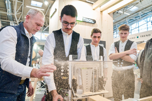  In Halle B5 der Messe BAU drehte sich alles um den Werkstoff Holz. Am Messestand von Lignatool testeten Zimmerer ein Frässystem für gerade Zapfen und Löcher und weitere Werkzeuge für die Holzbearbeitung 