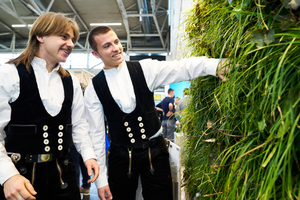  Auf der Messe BAU schauen sich zwei Besucher in Zimmererkluft am Messestand von Sempergreen ein System für die Fassadenbegrünung an. Der Hersteller stellte auf der Messe verschiedene Systeme zur Dach- und Fassadenbegrünung vor 