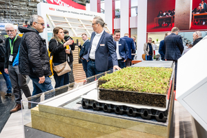  Resilientes, klimagerechtes Bauen war eines der Leitthemen der Messe BAU 2025. Nach diesem Thema richteten viele Aussteller ihren Messeauftritt aus. Der Dämmstoffhersteller Rockwool zeigte ein System zur Dachbegrünung und dazu passende, hoch belastbare&nbsp; Steinwolldämmplatten 