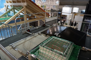  Um Maßnahmen zur Absturzsicherung zu veranschaulichen, hatte die BG BAU an ihrem Messestand ein Flachdachmodell aufgebaut. Gezeigt wurde ein verfahrbares Geländer zur Inspektion von Photovoltaikanlagen, das ohne zusätzliche Ballastierung an der Unterkonstruktion der Photovoltaikanlage montiert wird (System „ABS Solar Guard Mobile“ von ABS Safety) 