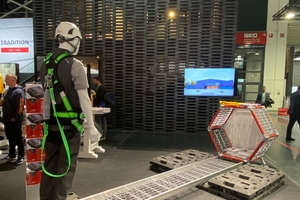  Auf ihrem Messestand zeigte die Heuel und Söhne GmbH den Dach-Wartungsweg „Ikarus“. Das eigengewichtbelastete System wird durchdringungsfrei auf dem Dach befestigt. Es verfügt über einen (roten) Läufer als Anschlageinrichtung für die PSAgA 