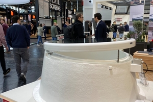  Außerdem wurde eine Auswahl an Flachdachfenstern am Lamilux-Messestand gezeigt, unter anderem das&nbsp; „Flachdachfenster F100 rund” 
