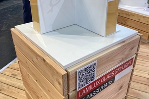  Neu vorgestellt auf der BAU wurde das „Flachdach Fenster FE Passivhaus“ von Lamilux, das die Anforderungen des Passivhausstandards erfüllt, mit einem Wärmedurchgangskoeffizienten von USK 0,85 W/m²K, einer Vierfach-Verglasung und wärmebrückenfreien Bauweise&nbsp;  