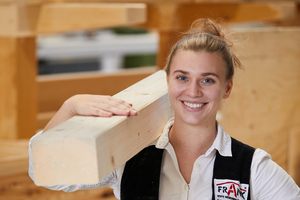  Ihre Ausbildung zur Zimmerin hat Theresa Damm in der Zimmerei Frank in München im Sommer 2024 absolviert 