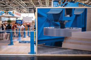  Die Firma Hundegger wird auf der Messe LIGNA 2025 in Halle 13 ihre CNC-gesteuerten Abbundmaschinen vorführen 