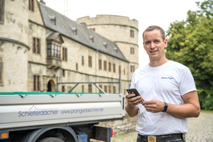  Simon Pape, Dachdecker- und Klempnermeister bei der Prange GmbH, nutzt die „123erfasst-App“ für die Zeiterfassung auf der Baustelle 