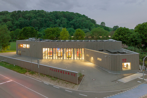  Das im Feuerwehrhaus Tübingen-Lustnau verbaute Holz bindet zirka 380 Tonnen CO2. Ergänzt wird das Nachhaltigkeitskonzept durch eine Kombination aus Photovoltaik-Anlagen, Solarthermie-Paneelen und einer Holzpellet-Heizung  
