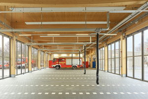  Das Tragwerk der Fahrzeughalle besteht aus Fischbauchträgern auf Holzstützen. Das im Gebäude verbaute Holz stammt aus zertifizierter, regionaler Forstwirtschaft im Schwarzwald und im Allgäu  