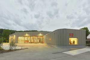  Der Holzneubau der Feuerwehr Tübingen-Lustnau von Gaus Architekten wurde unter anderem mit dem DMK Award für nachhaltiges Bauen, dem Iconic Award Innovative Architecture sowie dem German Design Award ausgezeichnet 